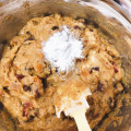 ベーキングパウダーを生地に加えます ドライフルーツパウンドケーキクリスマス版(2019/12/26)