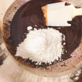 湯せんの中の生地に薄力粉を加える-ガトーショコラ(2019/11/28)