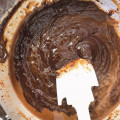 ヘラでかき混ぜてブランデーをチョコ生地になじませる-ガトーショコラ(2019/11/28)