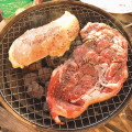 →燻製チップも使って、燻しながら肉を焼きます 自然薯栽培に備えて赤土の準備